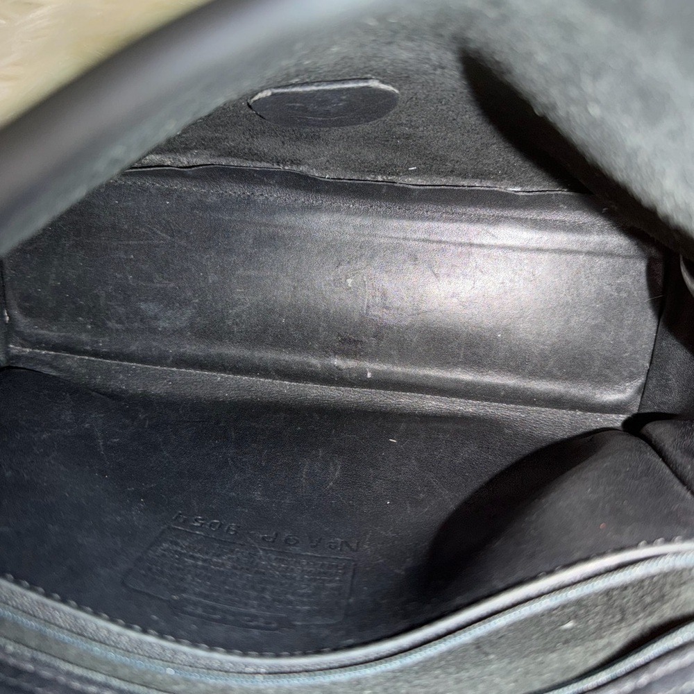 Vintage Coach # 9054
Black Glove-leather Shoulder Bag - Picture 12 of 16